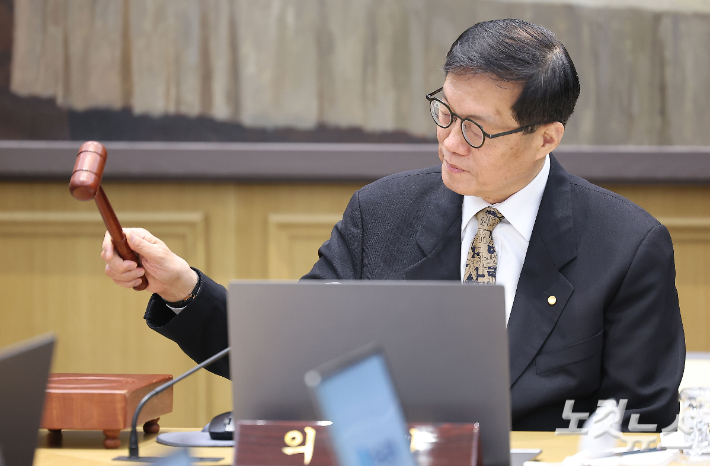 이창용 한국은행 총재가 10일 서울 중구 한국은행 본관에서 열린 금융통화위원회 본회의에서 의사봉을 두드리고 있다. 사진공동취재단
