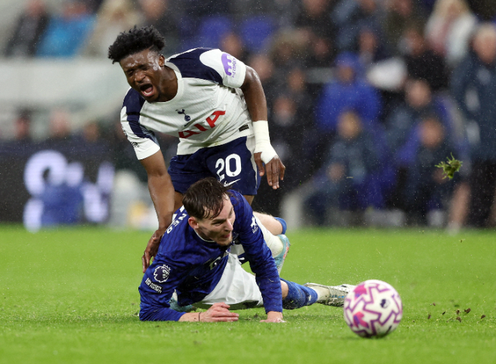 부상으로 쓰러진 모하메드 쿠두스. 연합뉴스