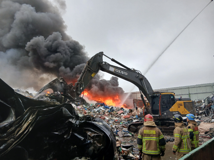 화재가 발생한 익산 폐기물 현장. 전북소방본부 제공