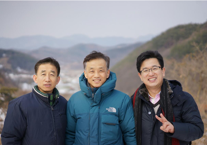 삼형제의 사진. (사진 왼쪽부터) 허승정 목사, 허기정 목사, 허태정 후보. 허승정 목사 제공