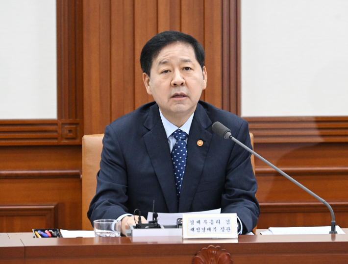 구윤철 부총리 겸 재정경제부 장관이 10일 서울 종로구 정부서울청사에서 열린 '비상경제본부회의 겸 경제관계장관회의'에서 모두발언하고 있다. 재정경제부 제공 