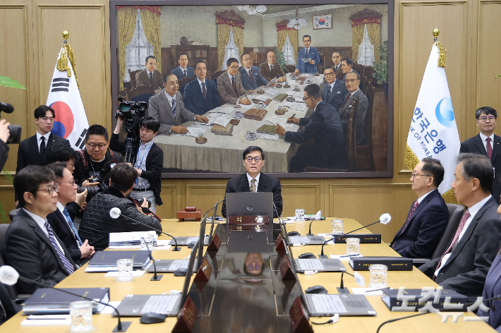 이창용 한국은행 총재가 10일 서울 중구 한국은행 본관에서 열린 금융통화위원회 본회의를 주재하고 있다. 사진공동취재단