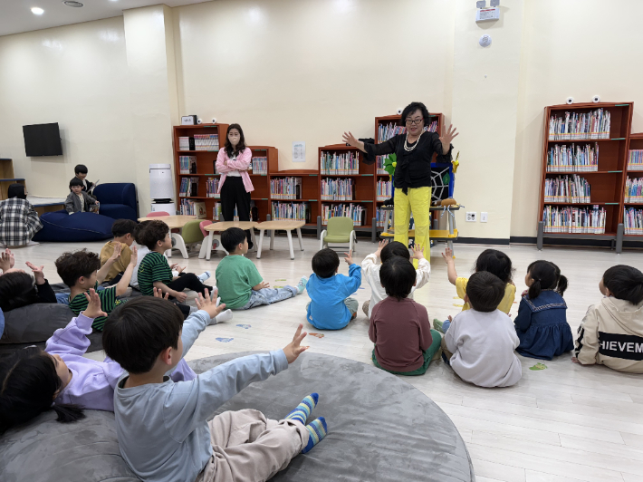 전북 전주시가 '제4회 도서관의 날'(4월 12일)과 '제62회 도서관 주간'(4월 12~18일)을 맞아 지역 도서관에서 다채로운 독서문화 행사를 운영한다. 전주세 제공