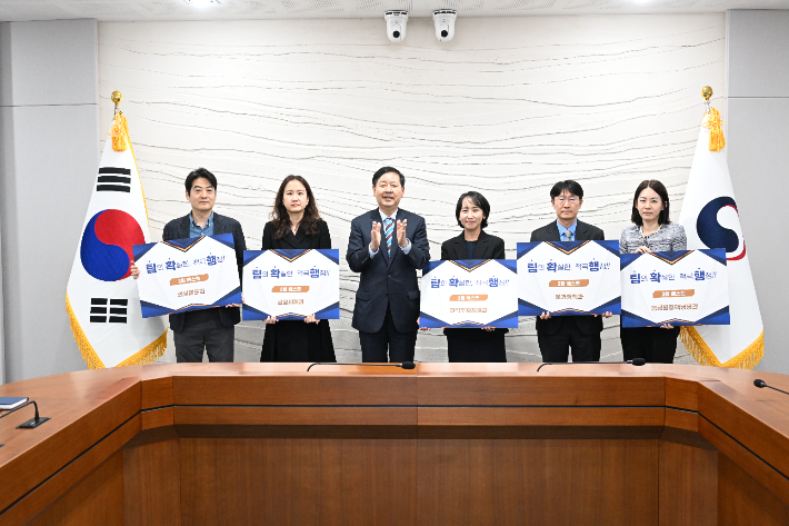 구윤철 부총리 겸 재정경제부 장관이 9일 정부세종청사에서 열린 재정경제부 '소확행(소소하지만 확실한 적극행정)' 및 '팀확행(팀단위 확실한 적극행정)' 시상식에서 팀확행 5개과 증서를 수여 후 기념사진을 찍고 있다. (왼쪽부터 이희곤 외환제도과장, 박은영 금융세제과장, 구윤철 부총리, 유예림 전략투자지원과장, 민경신 물가정책과장, 윤정주 공급망정책담당관). 재정경제부 제공