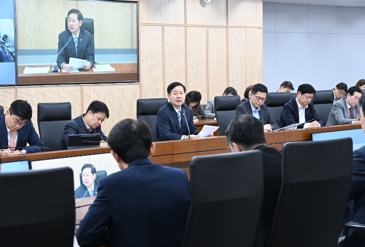 구윤철(가운데) 부총리 겸 재정경제부 장관이 9일 정부세종청사에서 열린 재정경제부 확대간부회의를 주재, 모두발언을 하고 있다. 재정경제부 제공