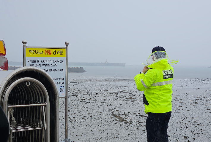연안 위험 구역을 점검 중인 보령 해경. 보령해양경찰서 제공