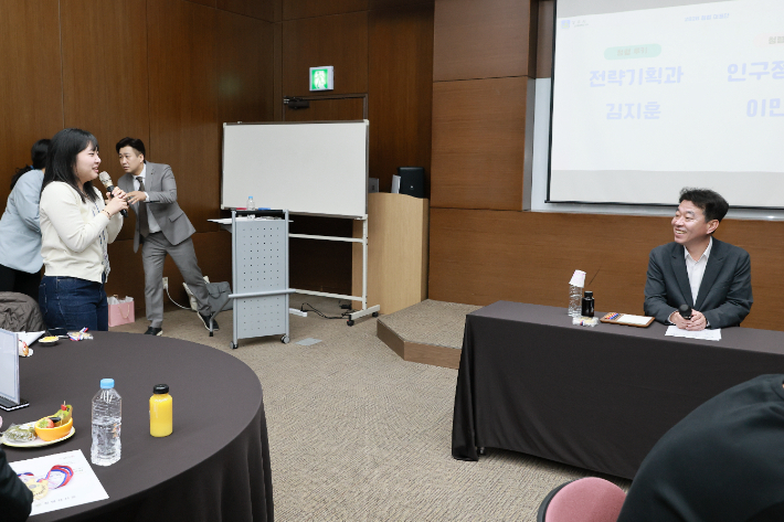 최혁준 경주시장 권한대행이 '2026년 청렴대표단 발대식 및 리버스 멘토링'에서 청렴대표단과 대화를 나누고 있다. 경주시 제공