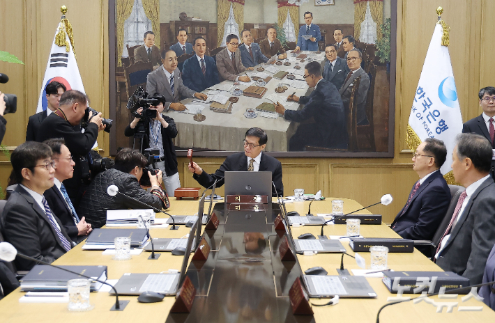 이창용 한국은행 총재가 10일 서울 중구 한국은행 본관에서 열린 금융통화위원회 본회의에서 의사봉을 두드리고 있다. 사진공동취재단