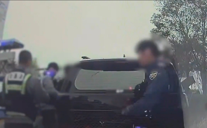 9일 오전 10시 10분쯤 부산 사하구 도로에서 음주측정을 거부한 40대 남성이 경찰에 붙잡혔다. 부산경찰청 제공