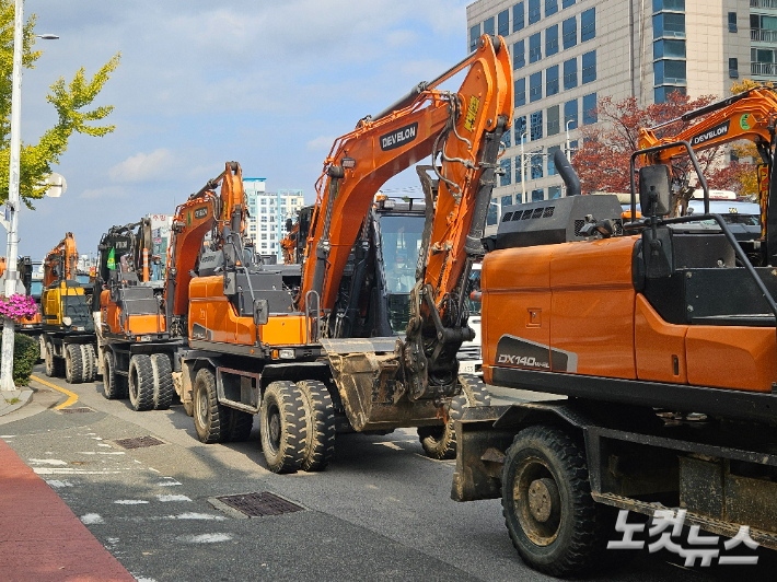 지난해 11월 부산 연제구 거제해맞이역 앞 도로에 건설 장비 160여 대가 임금체불 해결을 촉구하며 집결한 모습. 김혜민 기자  