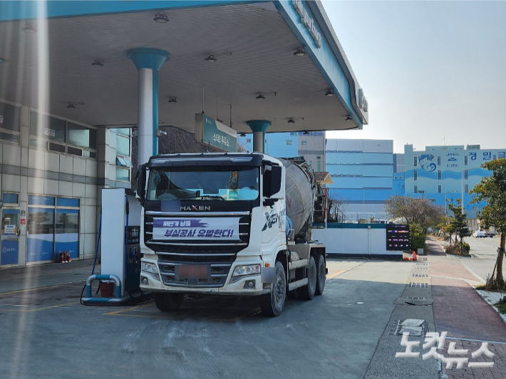 부산 사하구 한 주유소에서 레미콘 차량이 주유하고 있다. 정혜린 기자