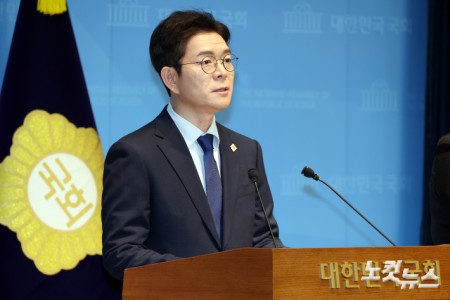 더불어민주당 서울시장 후보로 확정된 정원오 전 서울 성동구청장이 10일 서울 여의도 국회 소통관에서 기자회견을 하고 있다.