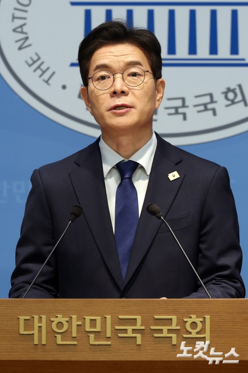 더불어민주당 서울시장 후보로 확정된 정원오 전 서울 성동구청장이 10일 서울 여의도 국회 소통관에서 기자회견을 하고 있다.