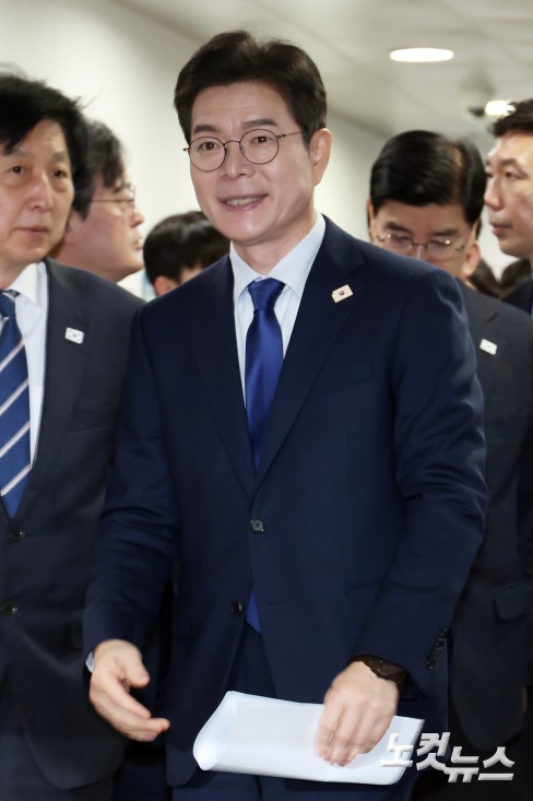 더불어민주당 서울시장 후보로 확정된 정원오 전 서울 성동구청장이 10일 서울 여의도 국회 소통관에서 기자회견을 위해 이동하고 있다.