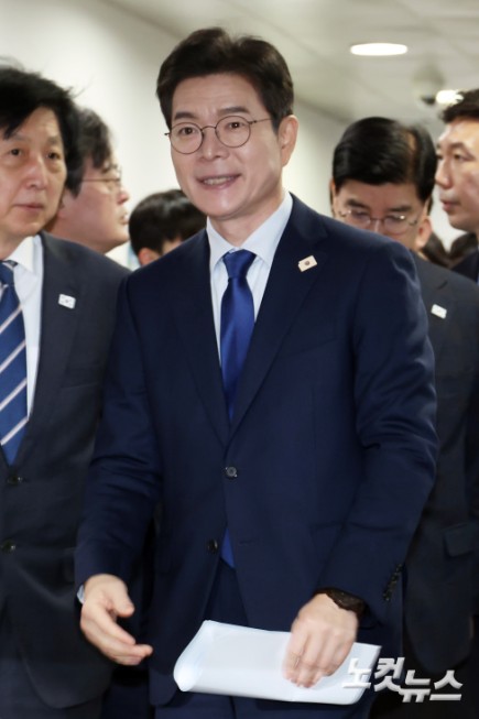 더불어민주당 서울시장 후보로 확정된 정원오 전 서울 성동구청장이 10일 서울 여의도 국회 소통관에서 기자회견을 위해 이동하고 있다.