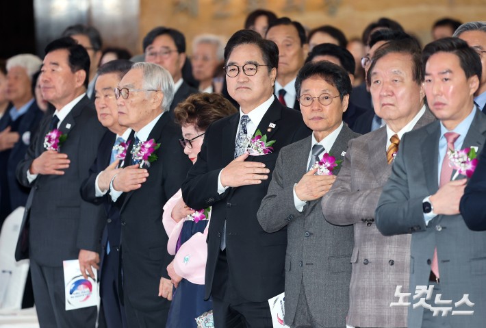 우원식 국회의장이 10일 서울 여의도 국회 로텐더홀에서 열린 대한민국 임시의정원 개원 107주년 기념식에서 참석자들과 함께 국민의례를 하고 있다.