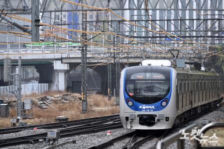 서울역으로 들어오는 DMZ 평화이음 열차