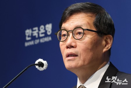 이창용 한국은행 총재가 10일 서울 중구 한국은행 본관에서 열린 금융통화위원회 본회의 후 기자간담회에서 발언하고 있다.