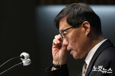 이창용 한국은행 총재가 10일 서울 중구 한국은행 본관에서 열린 금융통화위원회 본회의 후 기자간담회에서 발언을 준비하고 있다.