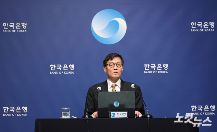 이창용 한국은행 총재가 10일 서울 중구 한국은행 본관에서 열린 금융통화위원회 본회의 후 기자간담회에서 발언하고 있다.