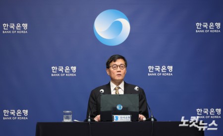 이창용 한국은행 총재가 10일 서울 중구 한국은행 본관에서 열린 금융통화위원회 본회의 후 기자간담회에서 발언하고 있다.