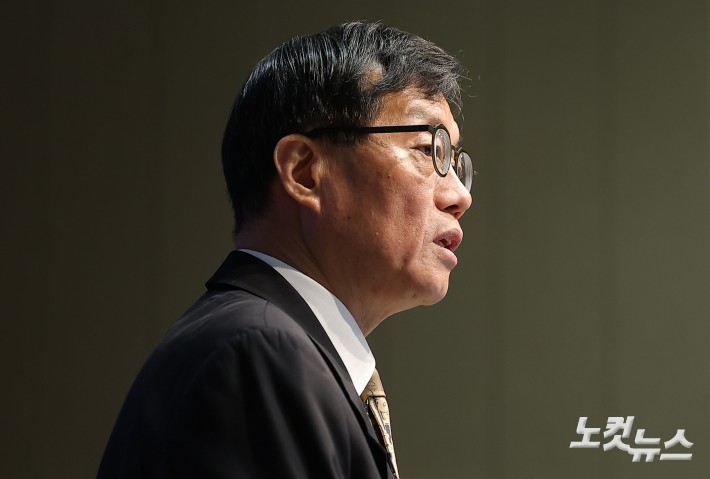 이창용 한국은행 총재가 10일 서울 중구 한국은행 본관에서 열린 금융통화위원회 본회의 후 기자간담회에서 발언하고 있다.