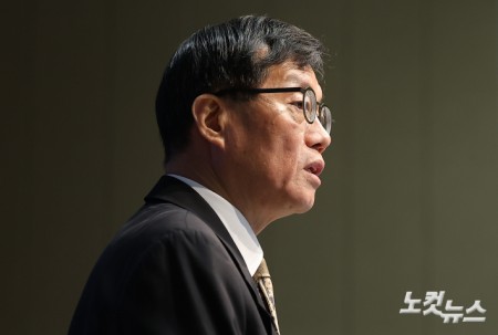 이창용 한국은행 총재가 10일 서울 중구 한국은행 본관에서 열린 금융통화위원회 본회의 후 기자간담회에서 발언하고 있다.