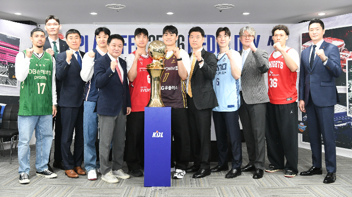 플레이오프 미디어데이에 참석한 6개 구단 감독과 선수들. KBL 제공