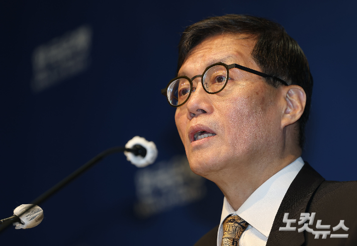 이창용 한국은행 총재가 10일 서울 중구 한국은행 본관에서 열린 금융통화위원회 본회의 후 기자간담회에서 발언하고 있다. 류영주 기자
