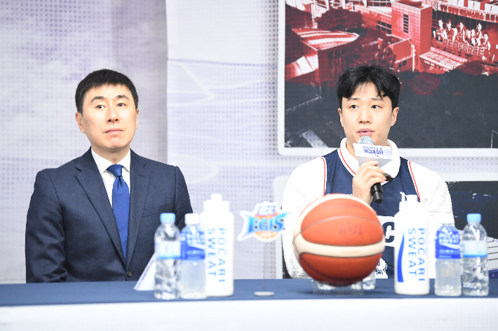 KCC 이상민 감독과 허웅. KBL 제공