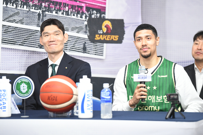 DB 김주성 감독과 이선 알바노. KBL 제공