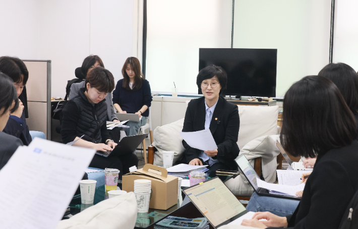원민경 성평등가족부 장관이 10일 정부서울청사에서 출입기자단과 간담회를 갖고 형사미성년자(촉법소년) 연령 하향 공론화 논의 상황과 향후 일정 계획을 밝혔다. 성평등부 제공