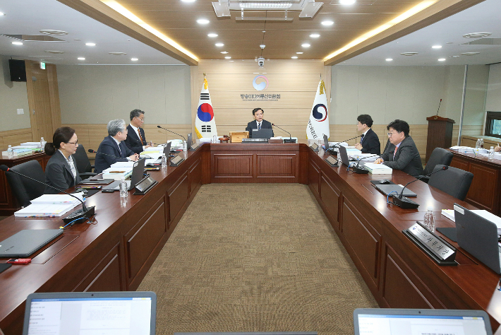 김종철 방송미디어통신위원회 위원장(가운데)이 10일 정부과천청사에서 '2026년 제1차 전체회의'를 진행하고 있다. 방송미디어통신위원회 제공