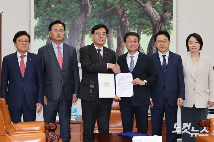 한병도 더불어민주당 원내대표와 송언석 국민의힘 원내대표 등이 2026년도 제1회 추가경정예산안 합의문에 서명한 다음 기념사진을 찍고 있다. 2026.04.10