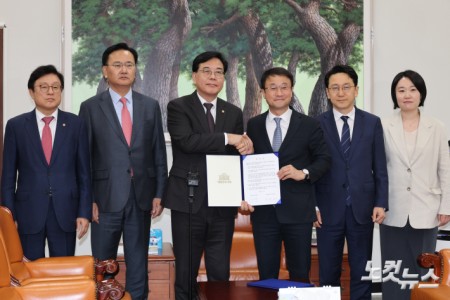 한병도 더불어민주당 원내대표와 송언석 국민의힘 원내대표 등이 2026년도 제1회 추가경정예산안 합의문에 서명한 다음 기념사진을 찍고 있다. 2026.04.10