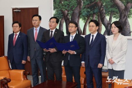 한병도 더불어민주당 원내대표와 송언석 국민의힘 원내대표 등이 2026년도 제1회 추가경정예산안 합의문에 서명한 다음 기념사진을 찍고 있다. 2026.04.10