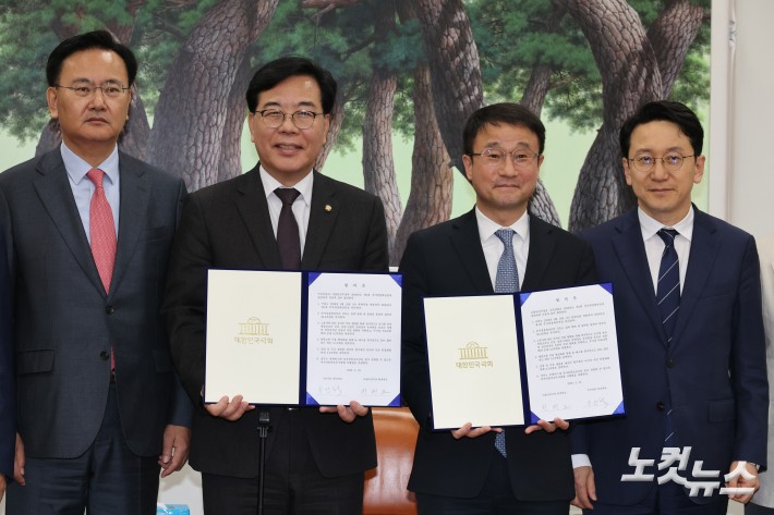 한병도 더불어민주당 원내대표와 송언석 국민의힘 원내대표 등이 2026년도 제1회 추가경정예산안 합의문에 서명한 다음 기념사진을 찍고 있다. 2026.04.10