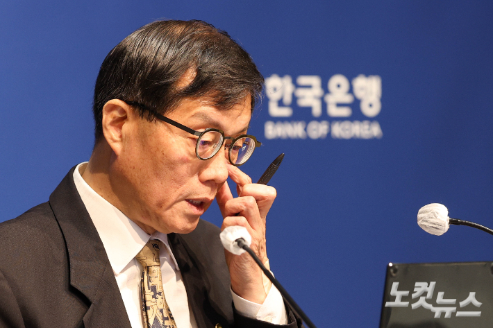이창용 한국은행 총재가 10일 서울 중구 한국은행에서 열린 통화정책방향 기자간담회에서 취재진 질문에 답하고 있다. 사진공동취재단