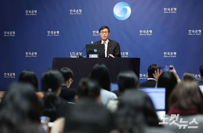 이창용 한국은행 총재가 10일 서울 중구 한국은행 본관에서 열린 금융통화위원회 본회의 후 기자간담회에서 발언하고 있다. 사진공동취재단