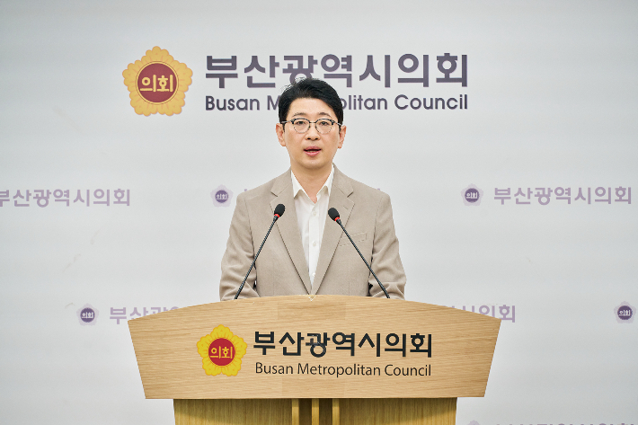 주진우 의원은 10일 부산시의회 브리핑실에서 긴급 기자회견을 열고 전재수 후보 관련 수사 결과에 대해 "어제는 후보로 확정해 주고, 오늘은 공소시효를 이유로 면죄부를 줬다"며 "이렇게 짜고 쳐도 되느냐"고 강하게 비판했다. 주진우 후보 캠프 제공