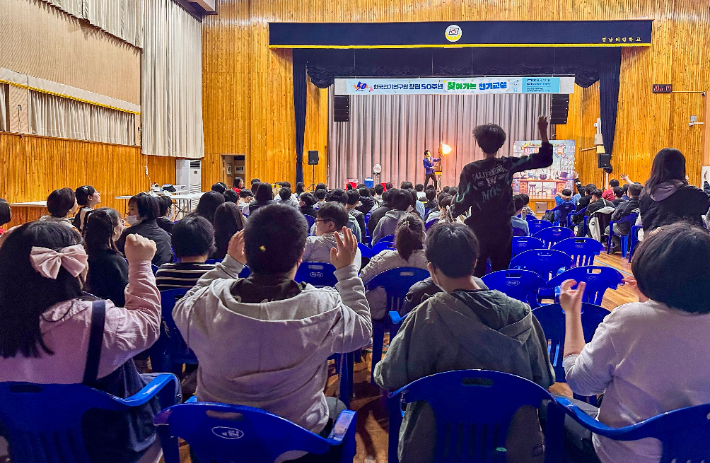 KERI가 전기의 날(4.10) 기념 '찾아가는 전기교실'을 통해 지역 장애학생들에게 과학문화콘서트를 제공하고 있다. 전기연 제공 