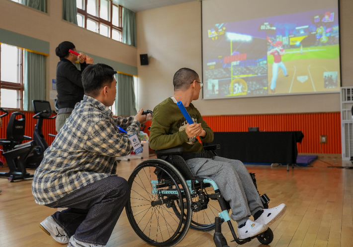 KERI가 전기의 날(4.10) 기념 '찾아가는 전기교실'을 통해 지역 장애학생에게 AI 바디액션 콘텐츠를 제공하고 있다. 전기연 제공 