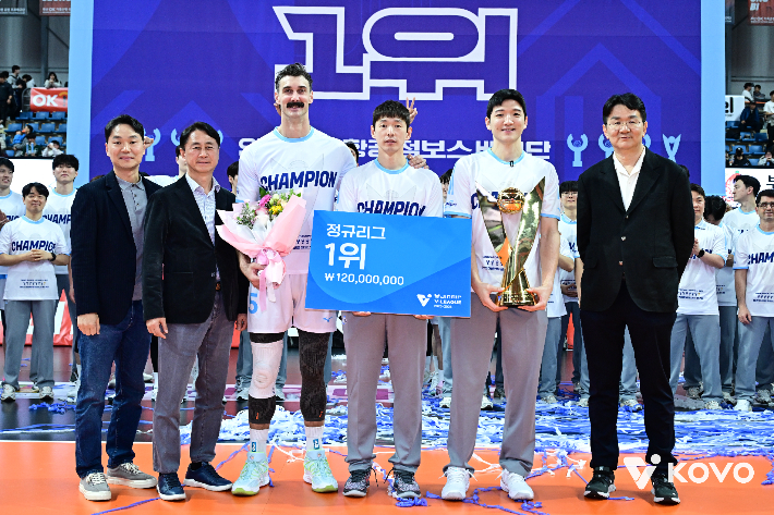 지난달 대한항공의 정규 리그 1위 시상식에서 조원태 KOVO 총재(오른쪽부터)와 대한항공 정지석, 한선수, 러셀, KOVO 신무철 사무총장 등 관계자들이 기념 촬영한 모습. KOVO 