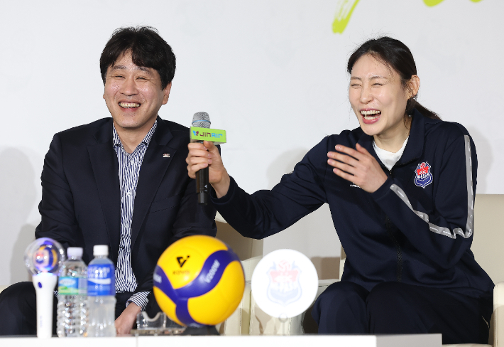 지난달 포스트 시즌 미디에 데이에 참석한 도로공사 김종민 감독(왼쪽)과 배유나. 연합뉴스 