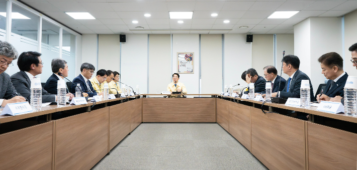황종우 해양수산부 장관은 10일 선사 관계자들과 만나 호르무즈 해협 내 우리 선박 통항 준비 상황을 점검했다. 해양수산부 제공