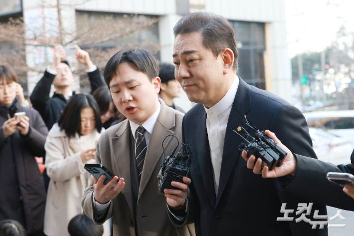 공천헌금 수수 등 13개 의혹에 휩싸인 김병기 무소속 의원. 류영주 기자
