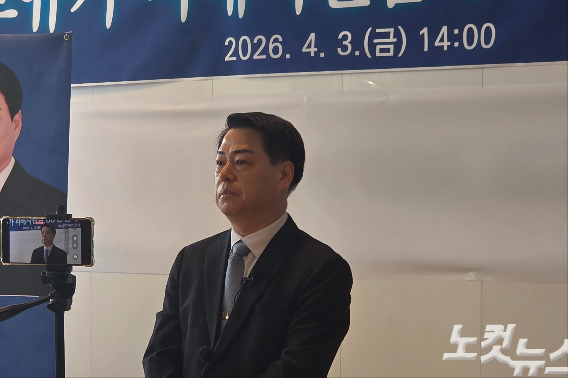 기자회견 중인 박성현 후보. 박사라 기자