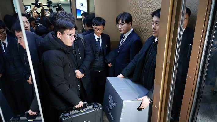 압수수색하는 경찰. 연합뉴스