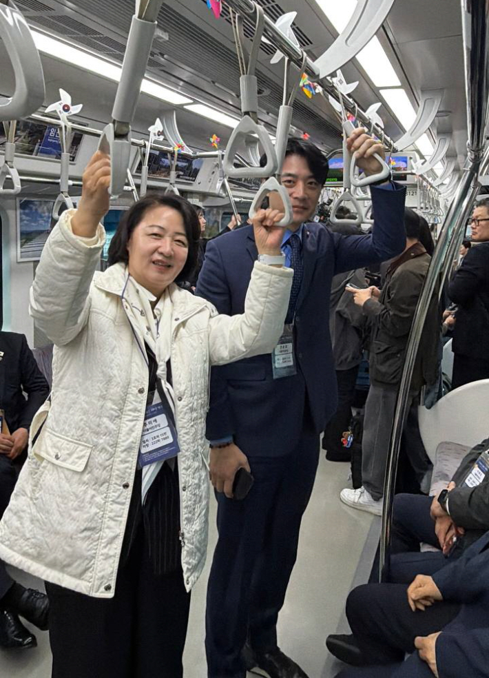 더불어민주당 추미애 경기지사 후보(왼쪽)와 한준호 의원이 10일 경기도 파주시 도라산역에서 열린 DMZ 평화 이음 열차 첫 출발 기념 '도라산역, 평화를 다시 잇다' 개통 행사에 동행하는 모습. 추미애 의원실 제공