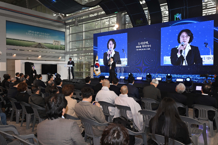 더불어민주당 추미애 경기지사 후보가 10일 경기도 파주시 도라산역에서 열린 DMZ 평화 이음 열차 첫 출발 기념 '도라산역, 평화를 다시 잇다' 행사에서 축사하고 있다. 연합뉴스